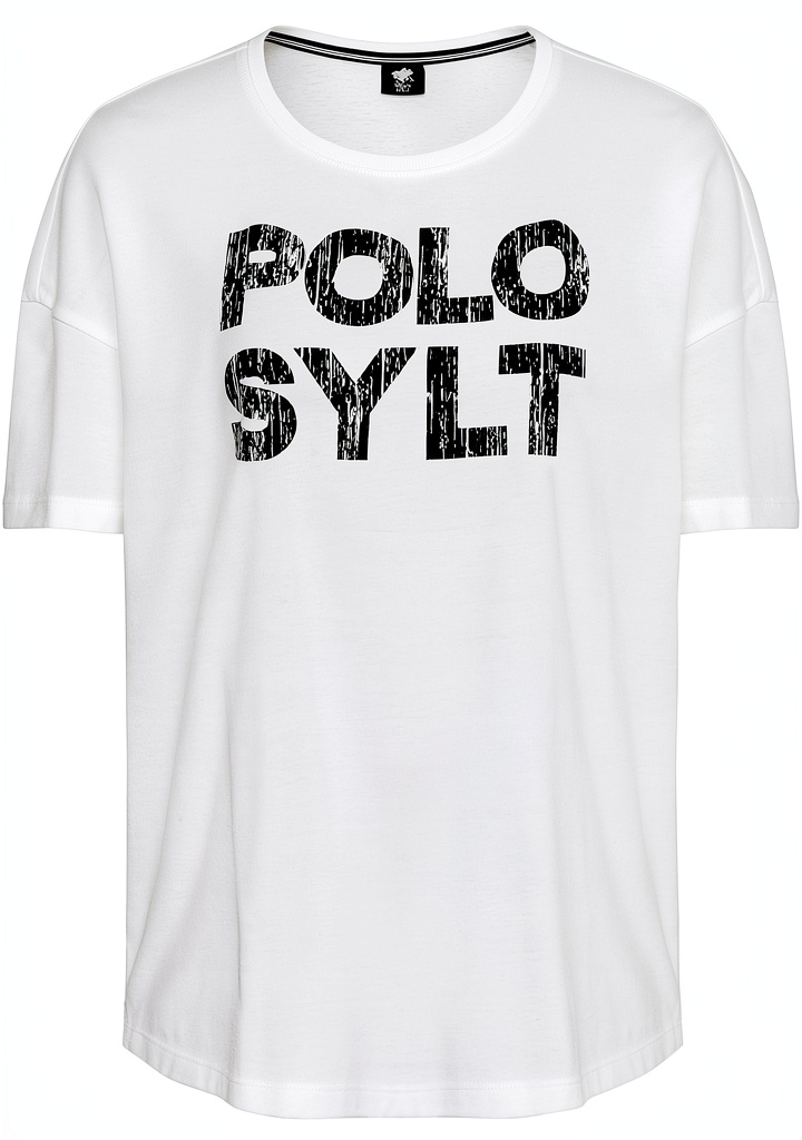 Femme portant le polo Sylt en Blanc Éclatant dans un cadre décontracté